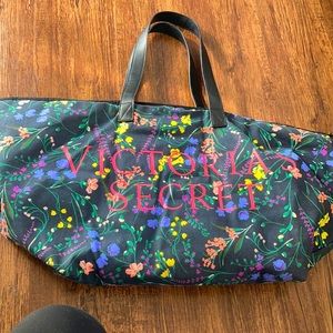 Victoria’s Secret Large tote with zipper